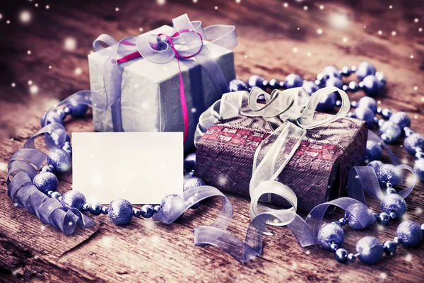 Scatole regalo con decorazioni natalizie — Foto Stock