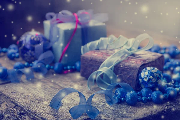 Dárkové krabičky s vánoční ozdoby — Stock fotografie