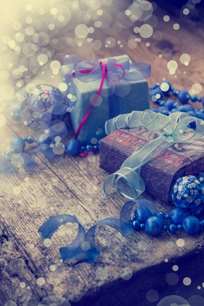 Geschenkdozen met kerstversiering — Stockfoto