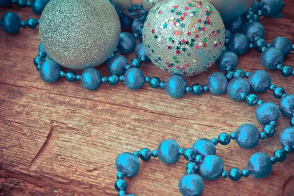 Голубые серебряные украшения с бисером и серебряными шариками — стоковое фото
