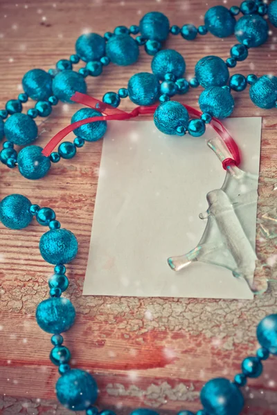 蓝色的串珠的项链和纸卡 — 图库照片