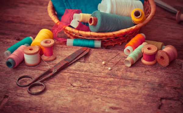 Ciseaux, bobines avec fil et aiguilles — Photo