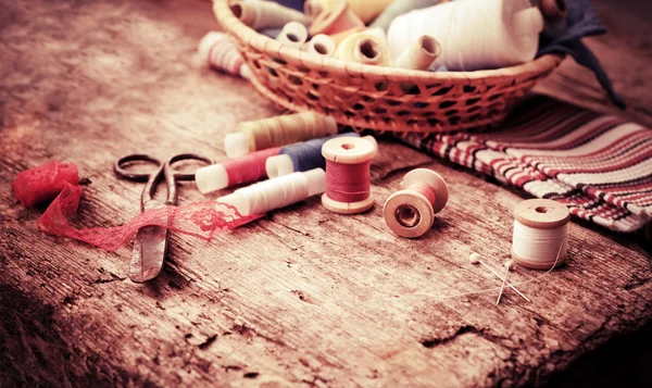 Scissors, bobbins with thread and needles — Stock Photo, Image