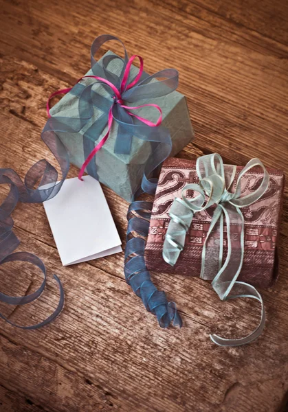 Scatole regalo di Natale con nastri decorativi — Foto Stock