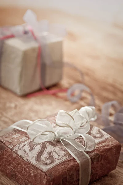 Karácsonyi ajándék dobozok, díszítő szalagok — Stock Fotó