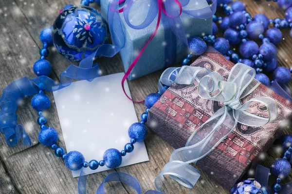 Geschenkdozen met kerstversiering — Stockfoto