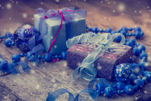 Δώρο κουτιά με Χριστουγεννιάτικα διακοσμητικά παιχνίδια — Φωτογραφία Αρχείου
