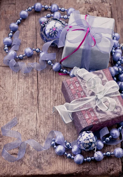 Geschenkboxen mit Weihnachtsdekoration — Stockfoto