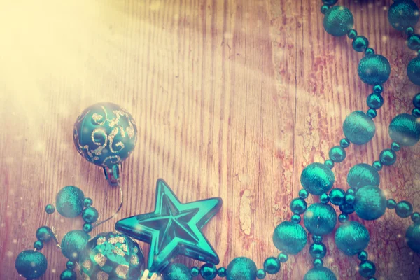 Ornamenti Blu Collana Perline Palle Albero Natale Tavola Legno — Foto Stock