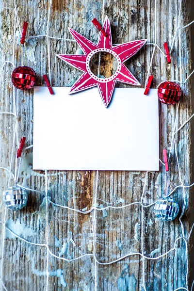 Enfeites de Natal na mesa de madeira — Fotografia de Stock