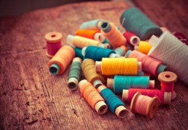 Makas, bobin iplik ve iğne ile