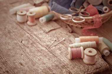 Makas, bobin iplik ve iğne ile
