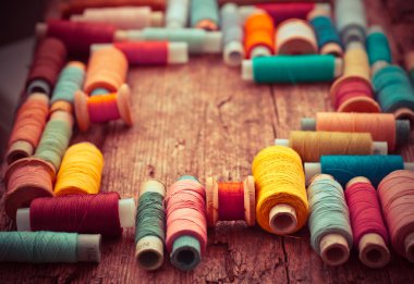 Makas, bobin iplik ve iğne ile