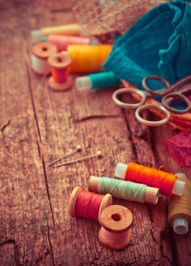 Makas, bobin iplik ve iğne ile