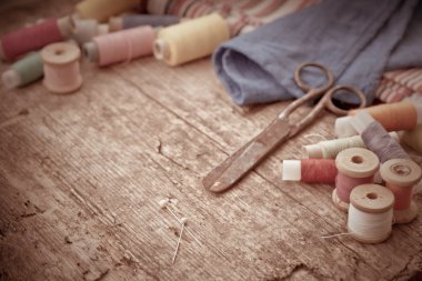 Makas, bobin iplik ve iğne ile