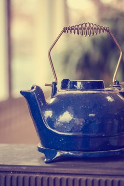 Mavi eski çaydanlık ocakta, hareketsiz yaşam tarzı 