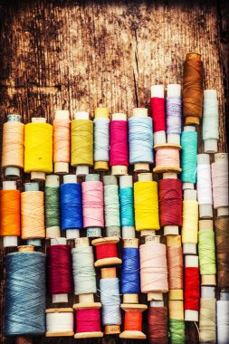 Makas, bobin iplik ve iğne ile