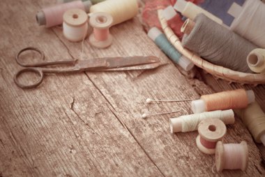 Makas, bobin iplik ve iğne ile