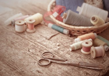 Makas, bobin iplik ve iğne ile
