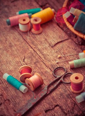 Makas, bobin iplik ve iğne ile