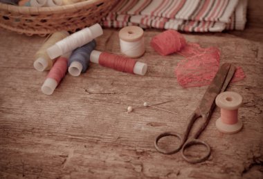 Makas, bobin iplik ve iğne ile