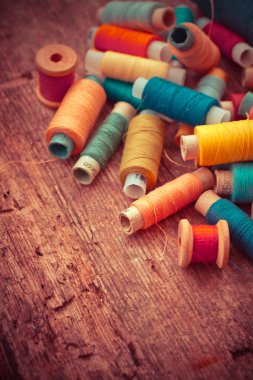 Makas, bobin iplik ve iğne ile