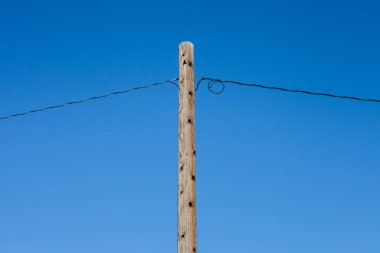 Beton telgraf direğine mavi gökyüzü karşı