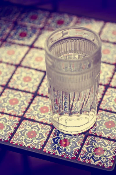 Lasi Vedellä Pöydällä Meksikolainen Talavera Laatta Retro Tyyli — kuvapankkivalokuva
