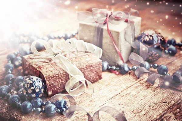 Δώρο κουτιά με Χριστουγεννιάτικα διακοσμητικά παιχνίδια — Φωτογραφία Αρχείου
