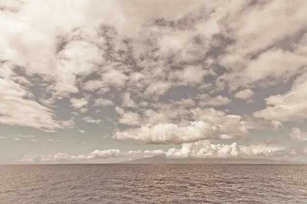 海与平静的水和白色蓬松的云彩在天空 — 图库照片