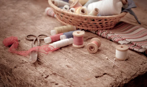 Scissors, bobbins with thread and needles — Stock Photo, Image