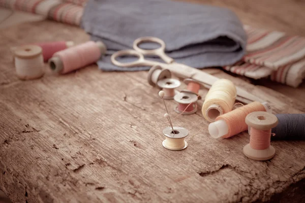 Scissors, bobbins with thread and needles — Stock Photo, Image