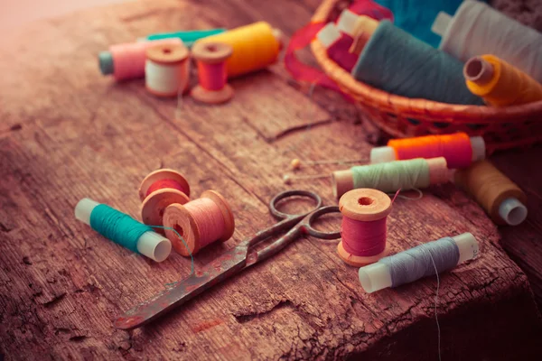 Schaar, klossen met wol en naalden — Stockfoto