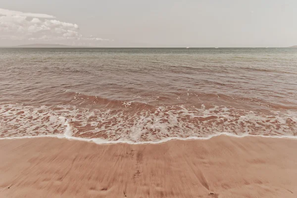 Havsutsikt Med Lugnt Vatten Och Vita Fluffiga Moln Himlen — Stockfoto