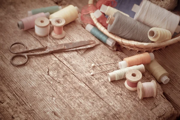 Scissors, bobbins with thread and needles — Stock Photo, Image