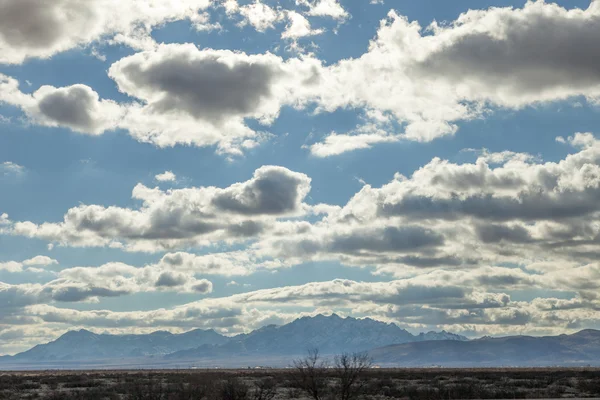 Panoramisch Uitzicht Van Pluizige Wolken Lucht Grote Bergen Zonnige Dag — Stockfoto