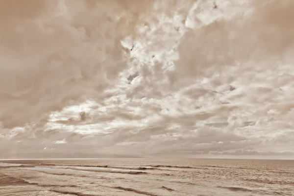 Oceano Com Água Calma Nuvens Brancas Fofas Céu — Fotografia de Stock