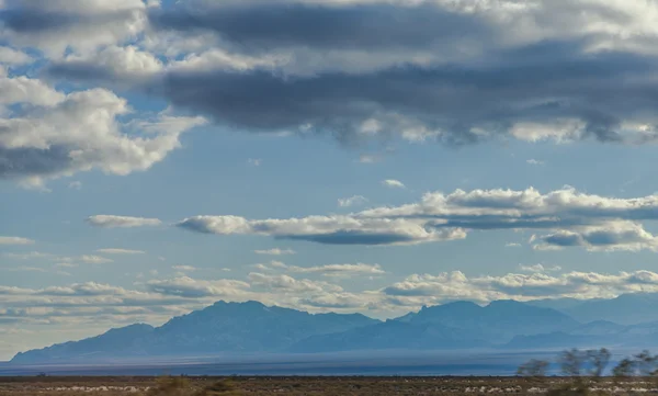 Vista Panoramica Soffici Nuvole Cielo Grandi Montagne Nella Giornata Sole — Foto Stock