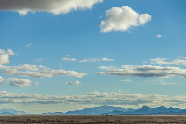 Panoramablick Auf Flauschige Wolken Himmel Über Feld Und Großen Bergen — Stockfoto