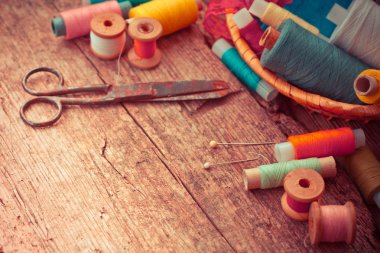 Makas, bobin iplik ve iğne ile