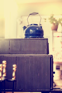 Mavi eski çaydanlık ocakta, hareketsiz yaşam tarzı 