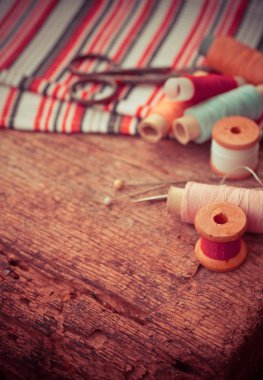 Makas, bobin iplik ve iğne ile