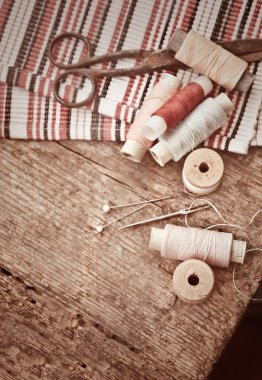 Makas, bobin iplik ve iğne ile