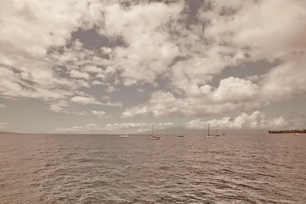 Sakin Beyaz Kabarık Bulutlar Gökyüzü Üzerinde Denize Sıfır Tekne — Stok fotoğraf