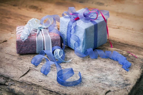 Weihnachtsgeschenkboxen mit dekorativen Bändern — Stockfoto