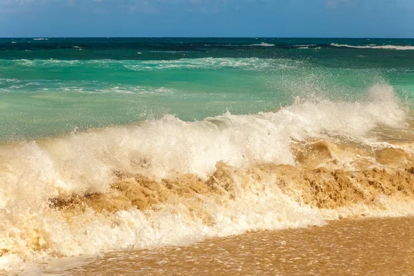 Beautiful beach and tropical sea — Stock Photo, Image