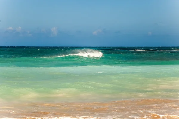 Belle plage et mer tropicale — Photo