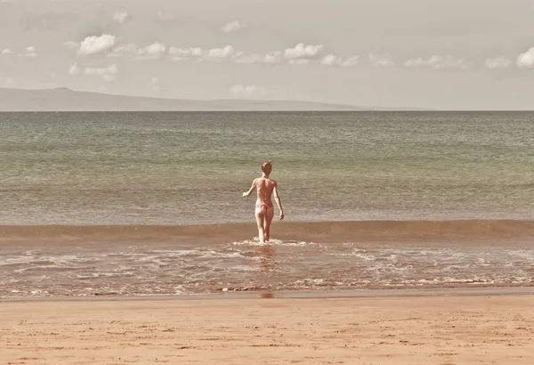 Jovem Mulher Maiô Andando Água Praia Havaí — Fotografia de Stock