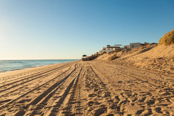 Casa sulla spiaggia sabbiosa — Foto Stock