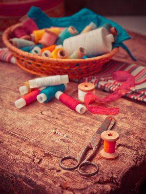 Makas, bobin iplik ve iğne ile